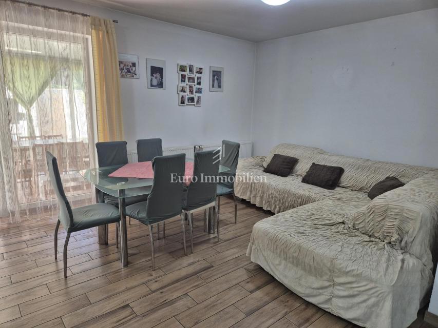 Pirovac - hiša s tremi apartmaji in dvoriščem