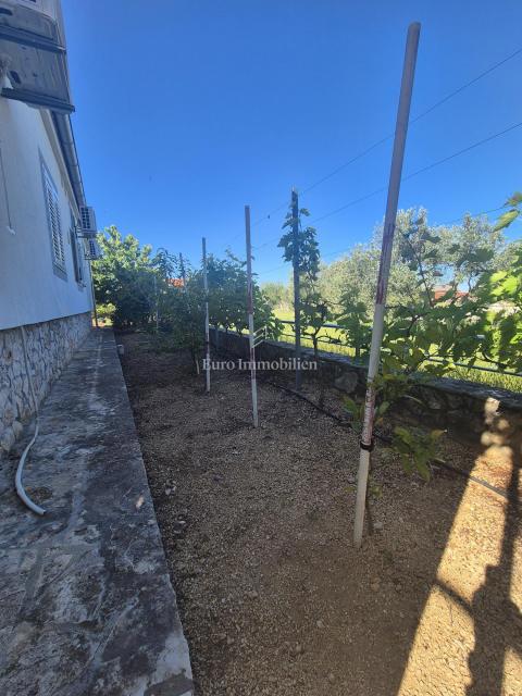 Pirovac - hiša s tremi apartmaji in dvoriščem