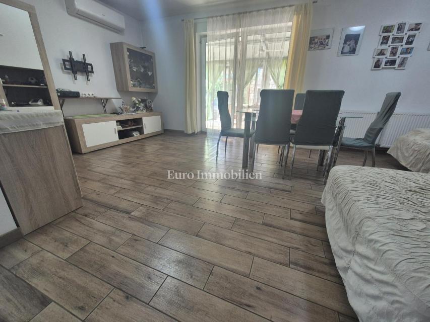 Pirovac - hiša s tremi apartmaji in dvoriščem
