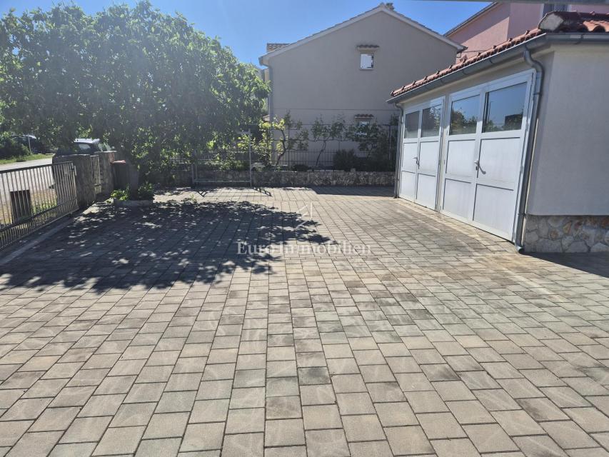 Pirovac - hiša s tremi apartmaji in dvoriščem
