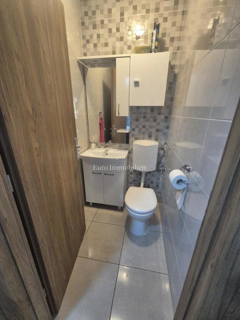 Pirovac - hiša s tremi apartmaji in dvoriščem