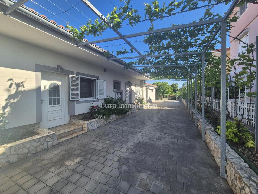 Pirovac - hiša s tremi apartmaji in dvoriščem
