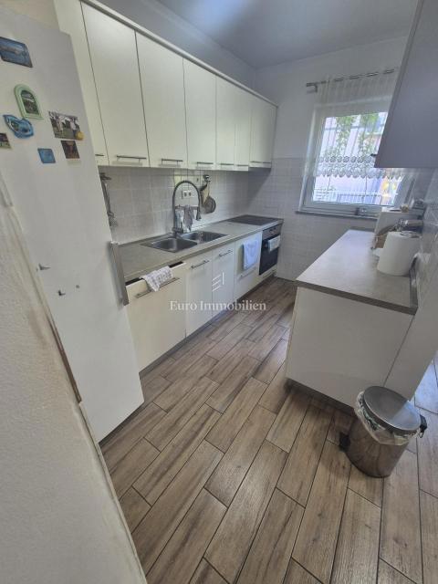 Pirovac - hiša s tremi apartmaji in dvoriščem