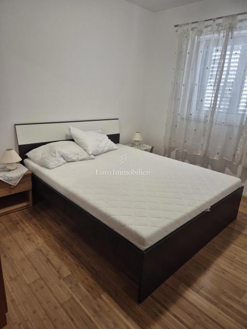 Pirovac - hiša s tremi apartmaji in dvoriščem