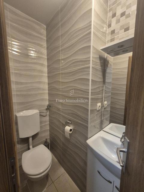 Pirovac - hiša s tremi apartmaji in dvoriščem