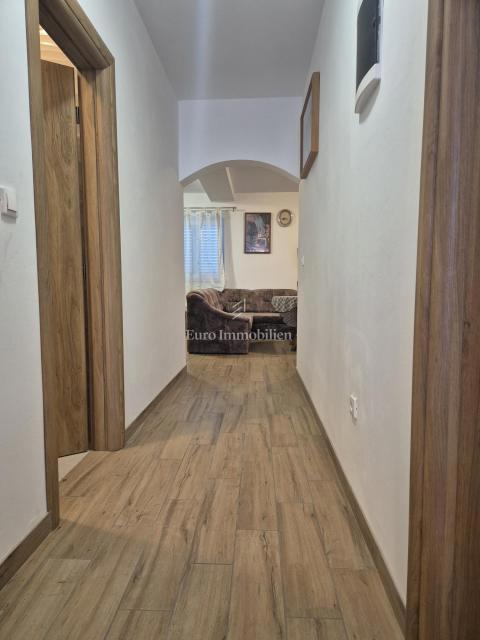 Pirovac - hiša s tremi apartmaji in dvoriščem