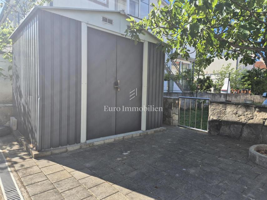 Pirovac - hiša s tremi apartmaji in dvoriščem