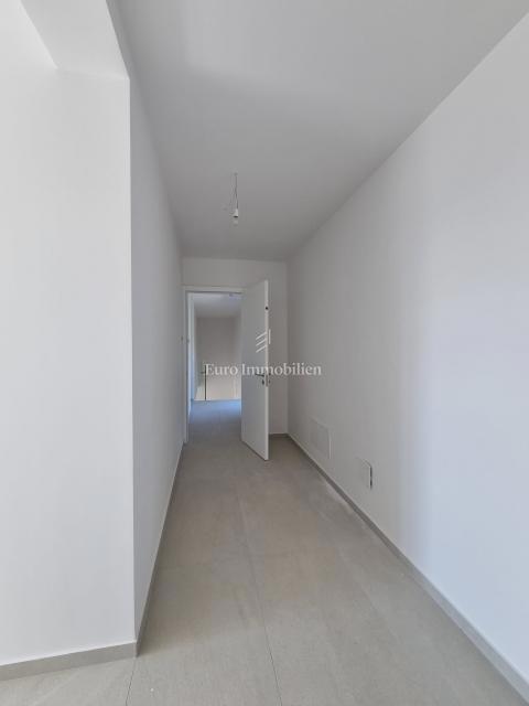 Poreč, novogradnja - moderna vila z bazenom