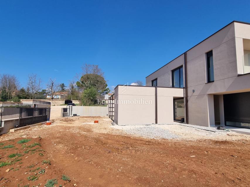 Poreč, novogradnja - moderna vila z bazenom