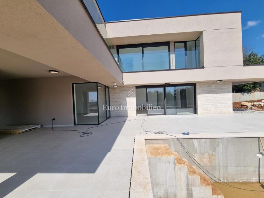 Poreč, novogradnja - moderna vila z bazenom