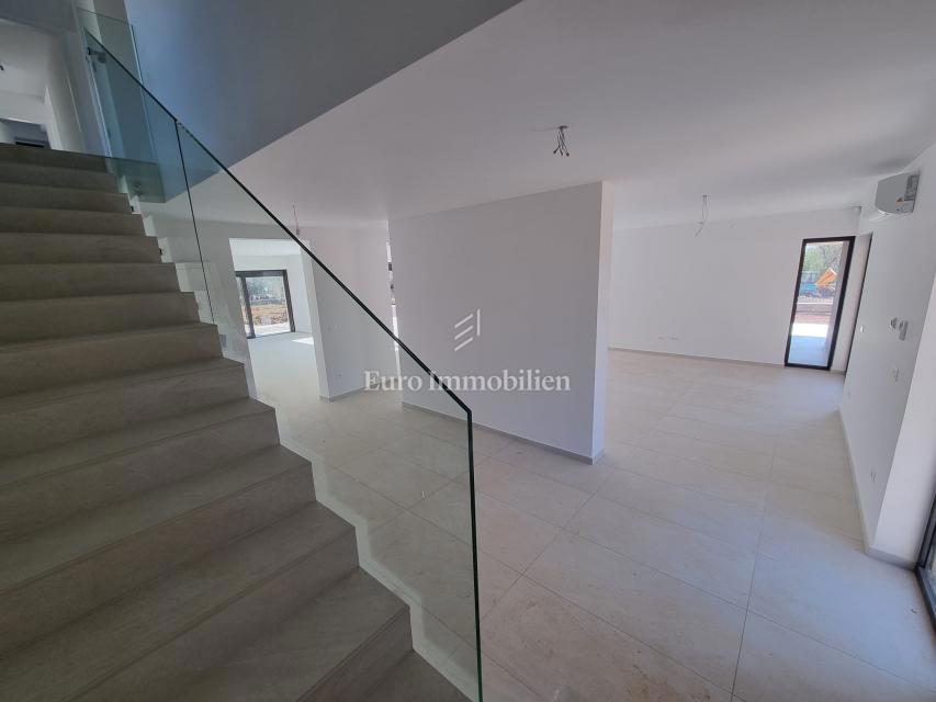 Poreč, novogradnja - moderna vila z bazenom