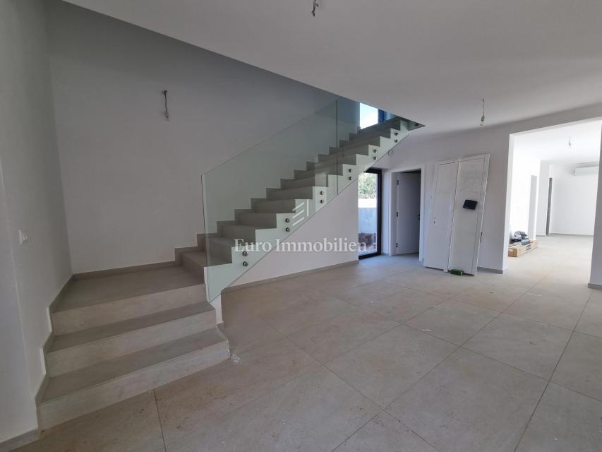 Poreč, novogradnja - moderna vila z bazenom