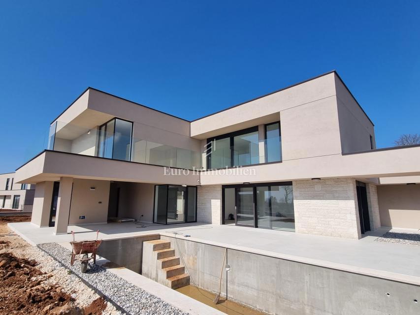 Poreč, novogradnja - moderna vila z bazenom