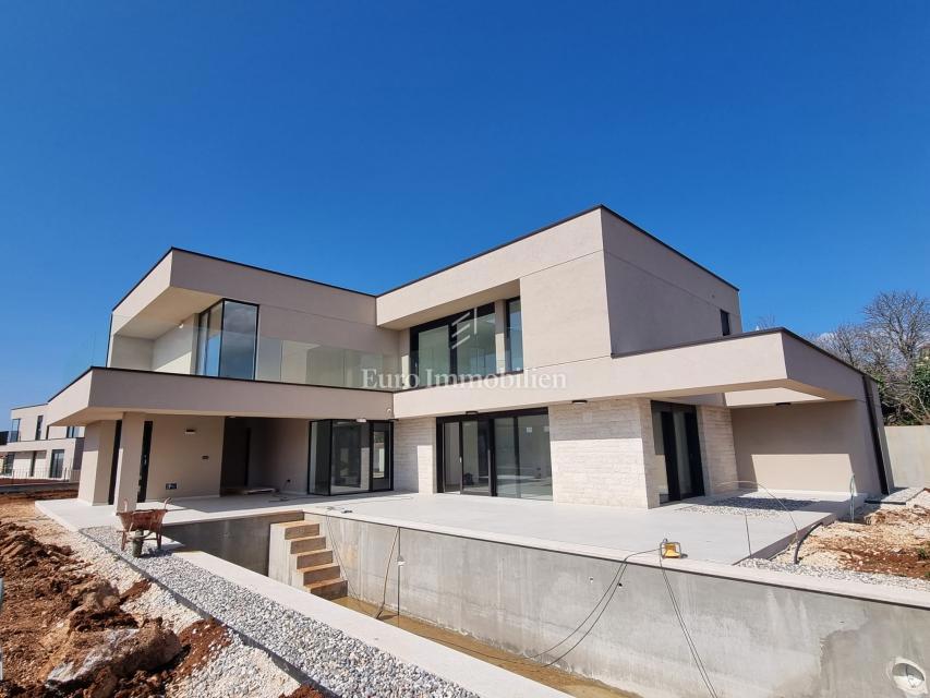 Poreč, novogradnja - moderna vila z bazenom