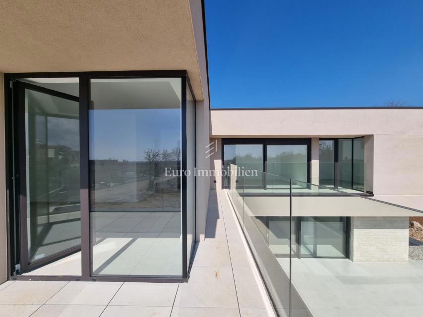 Poreč, novogradnja - moderna vila z bazenom