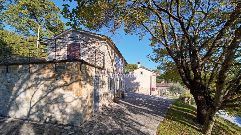 Istra - posestvo s štirimi kamnitimi hišami
