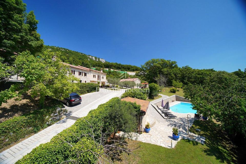 Istra - posestvo s štirimi kamnitimi hišami