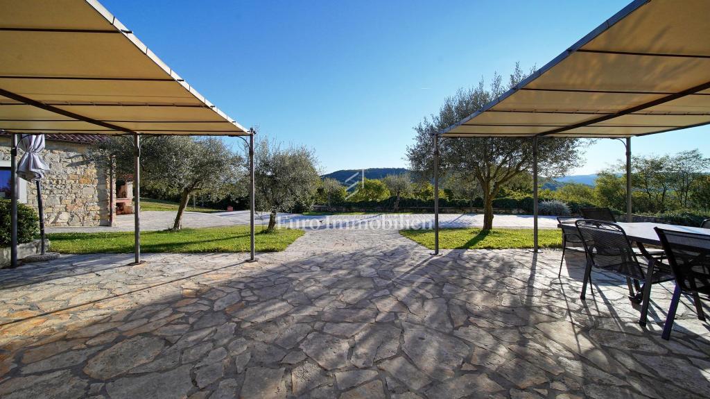 Istra - posestvo s štirimi kamnitimi hišami