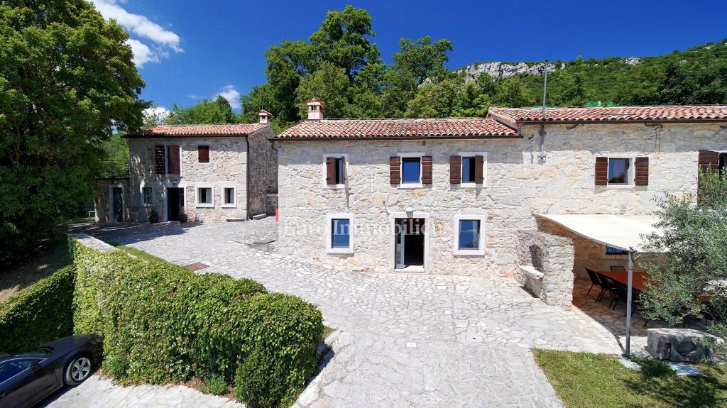 Istra - posestvo s štirimi kamnitimi hišami