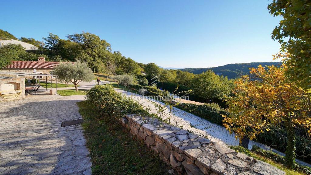 Istra - posestvo s štirimi kamnitimi hišami