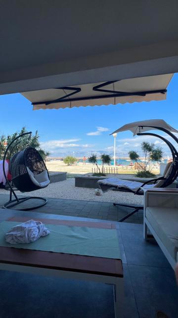 Opremljen apartma v prvi vrsti do morja - Vir