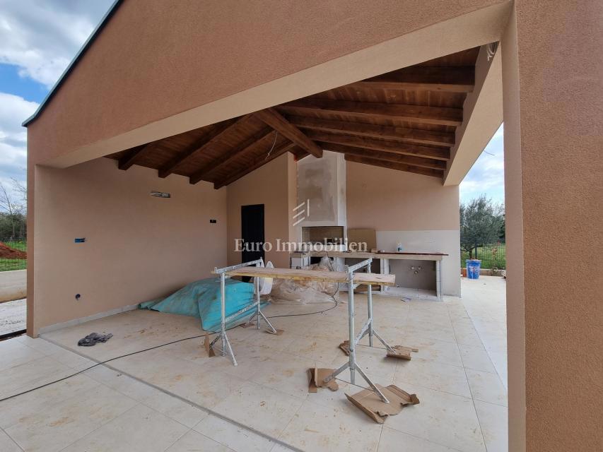 Nova vila z bazenom in garažo