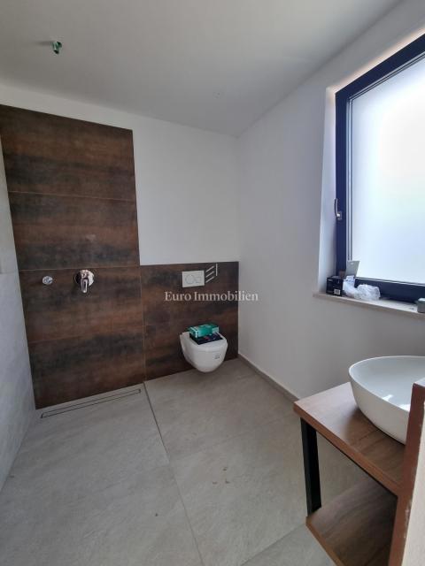 Nova vila z bazenom in garažo