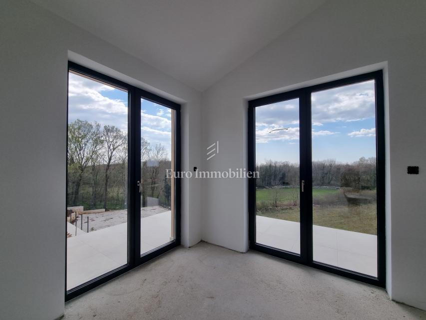 Nova vila z bazenom in garažo