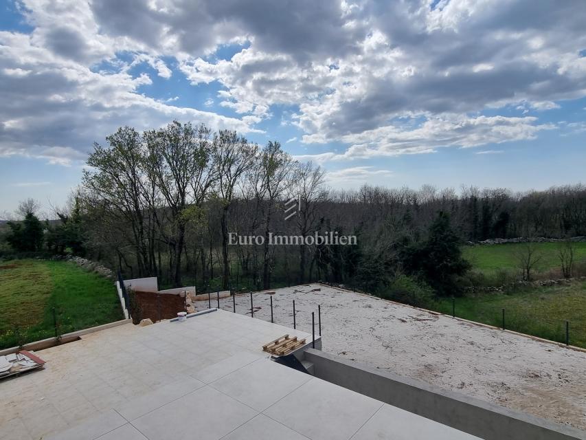 Nova vila z bazenom in garažo