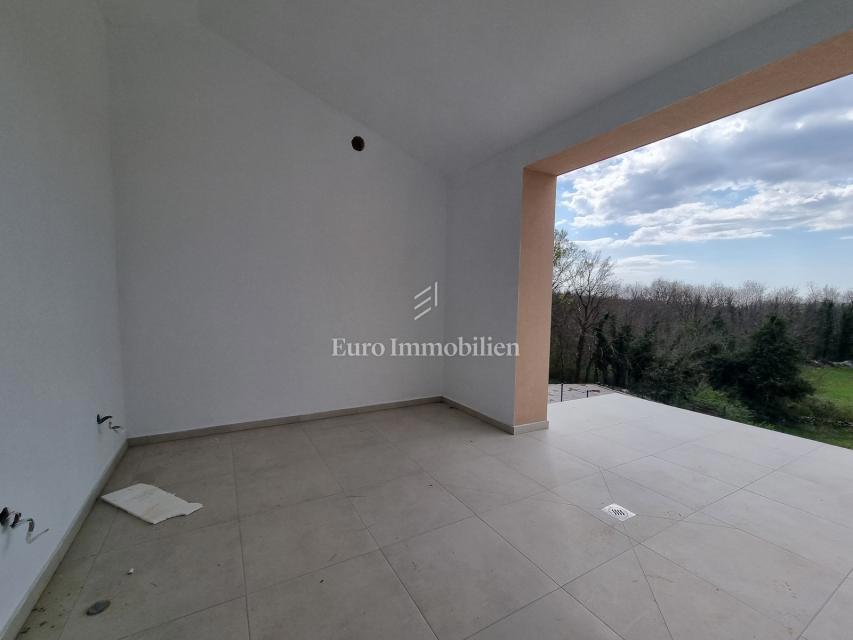 Nova vila z bazenom in garažo
