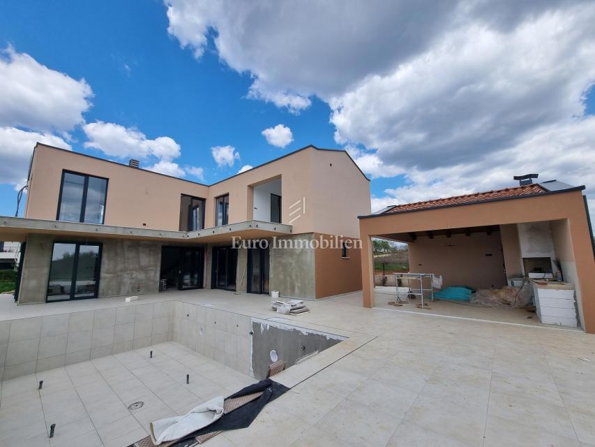 Nova vila z bazenom in garažo