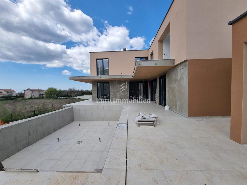 Nova vila z bazenom in garažo