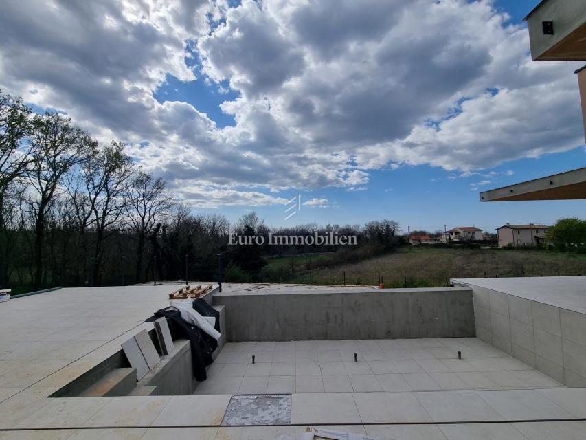 Nova vila z bazenom in garažo
