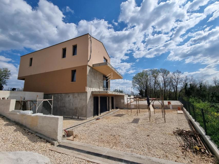 Nova vila z bazenom in garažo