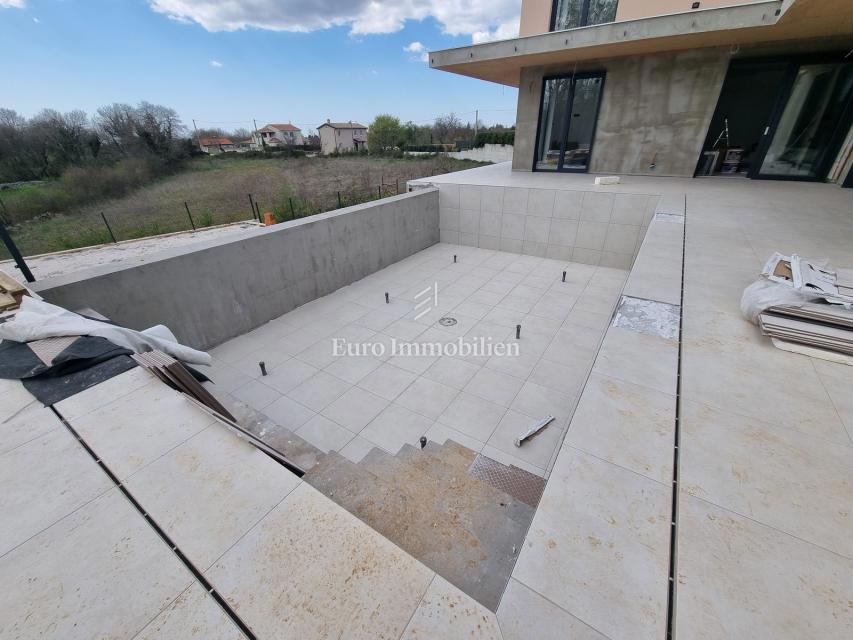 Nova vila z bazenom in garažo