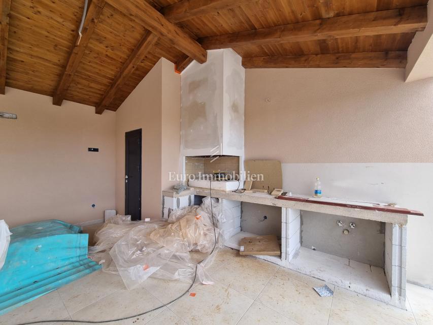 Nova vila z bazenom in garažo