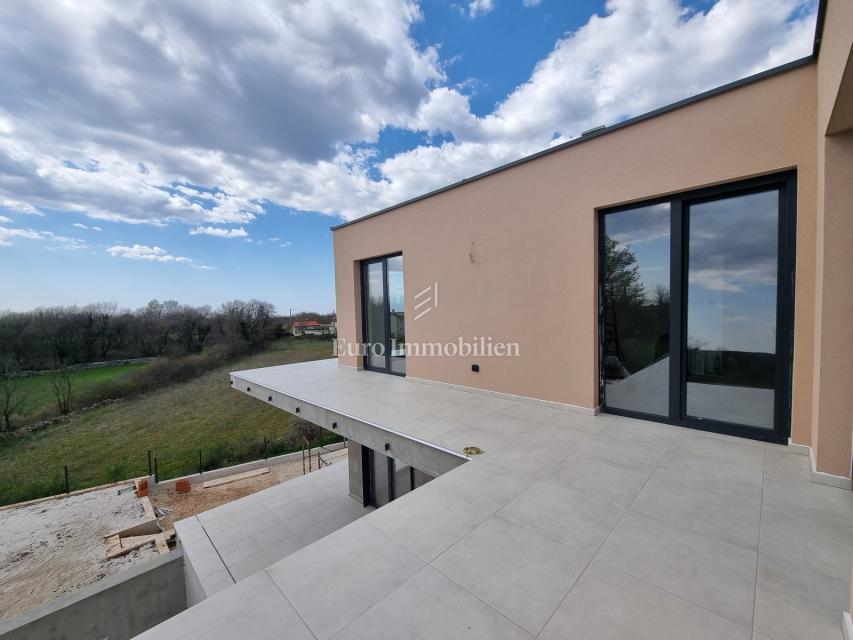 Nova vila z bazenom in garažo