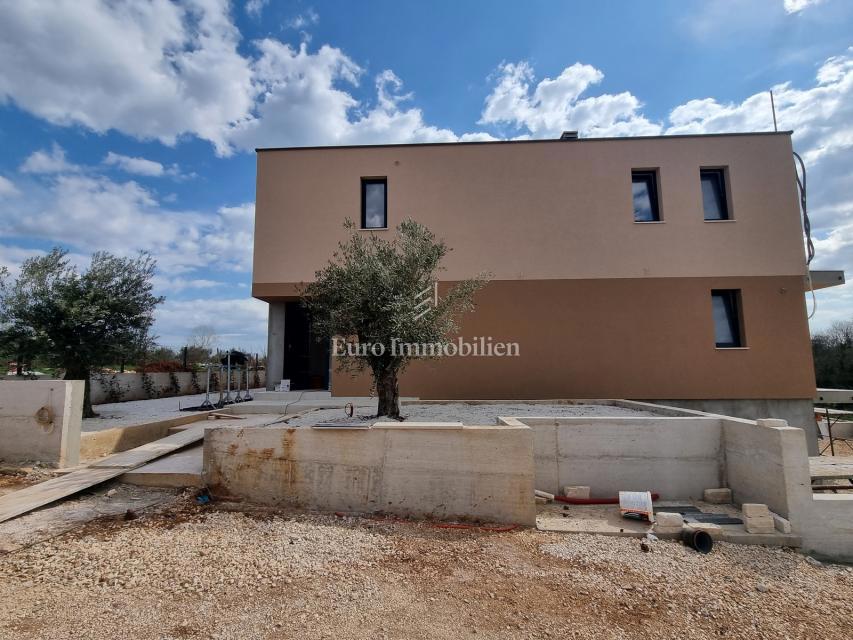 Nova vila z bazenom in garažo