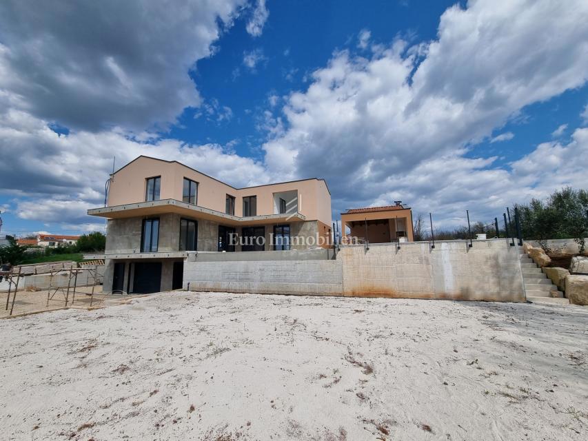 Nova vila z bazenom in garažo