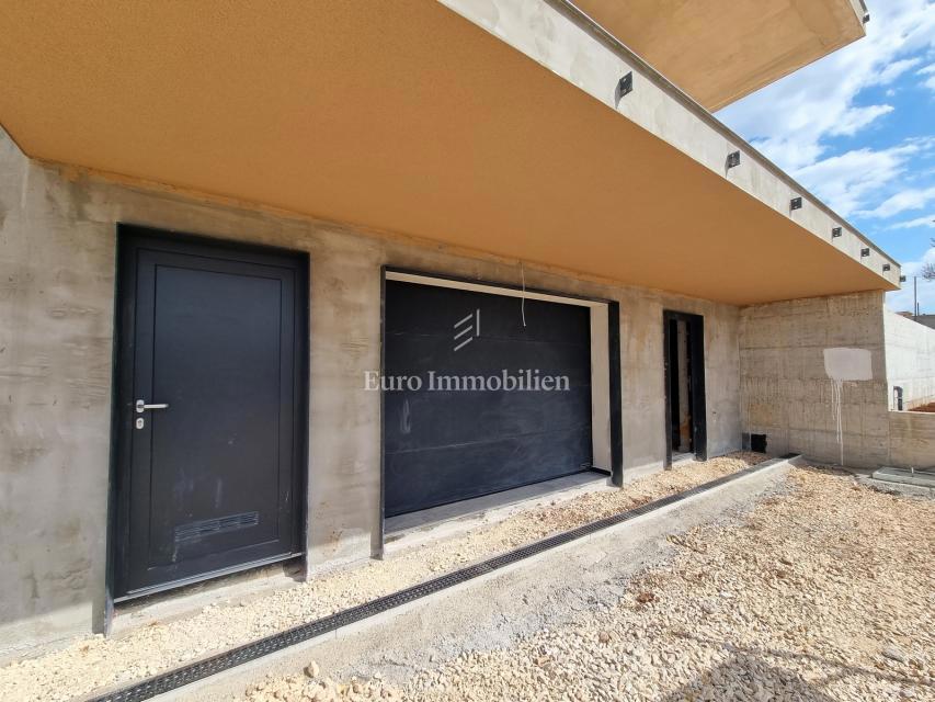 Nova vila z bazenom in garažo