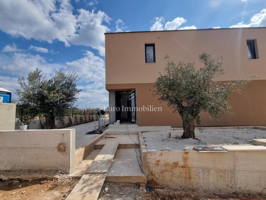 Nova vila z bazenom in garažo