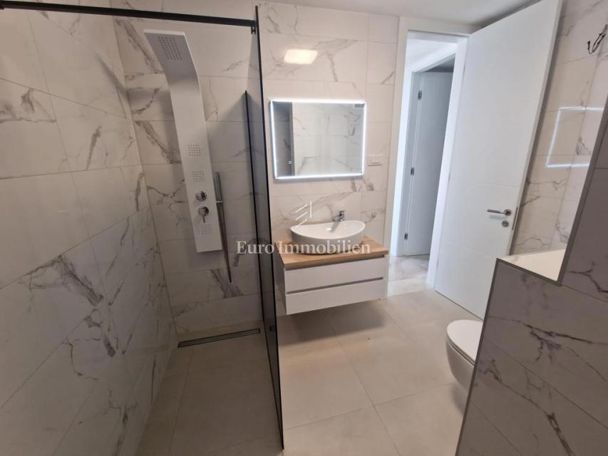 Moderni apartma z vrtom, novogradnja na otoku Krku