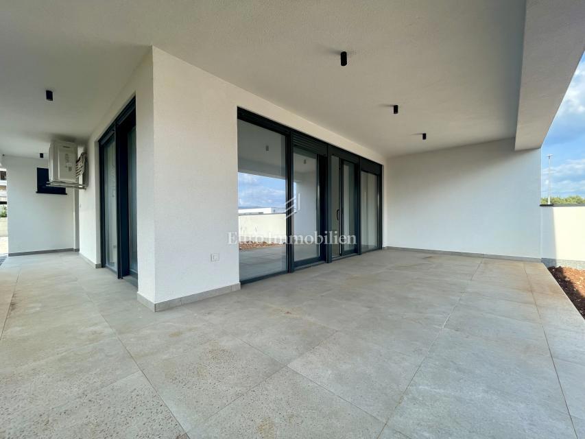 Moderni apartma z vrtom, novogradnja na otoku Krku