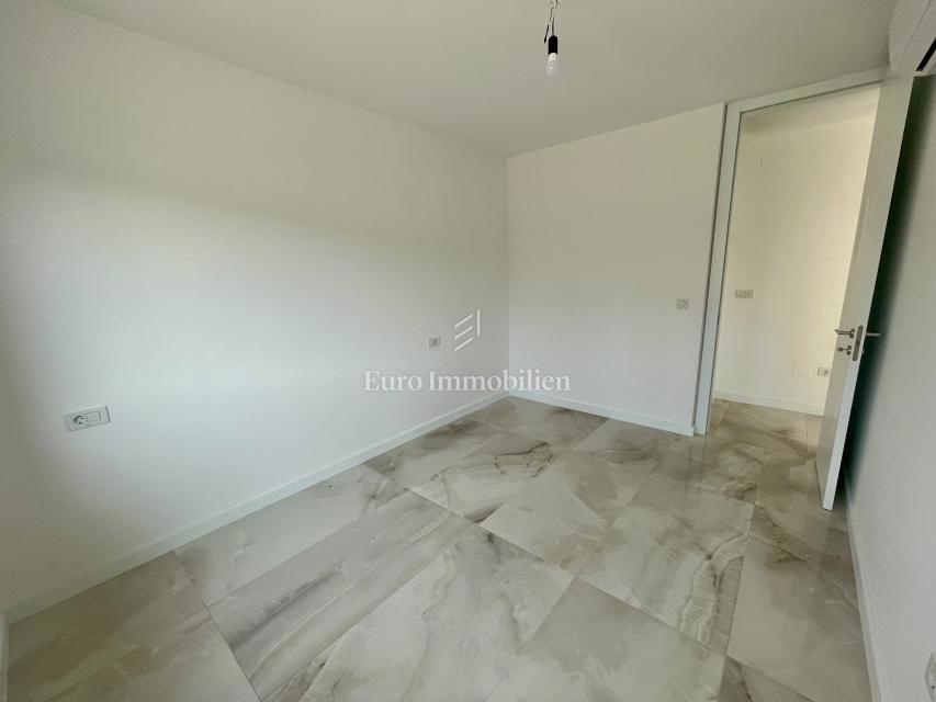 Moderni apartma z vrtom, novogradnja na otoku Krku