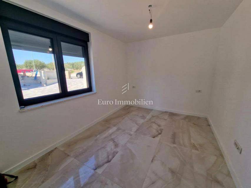 Moderni apartma z vrtom, novogradnja na otoku Krku