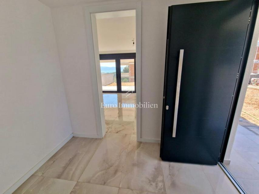 Moderni apartma z vrtom, novogradnja na otoku Krku