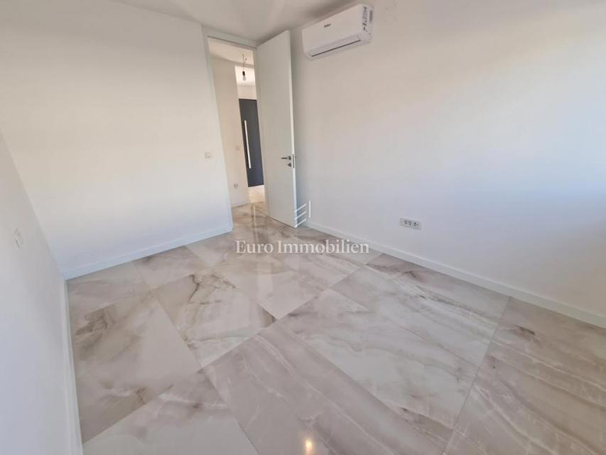 Moderni apartma z vrtom, novogradnja na otoku Krku