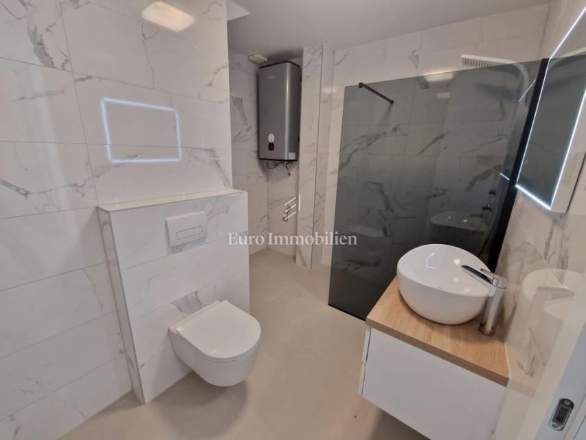 Moderni apartma z vrtom, novogradnja na otoku Krku