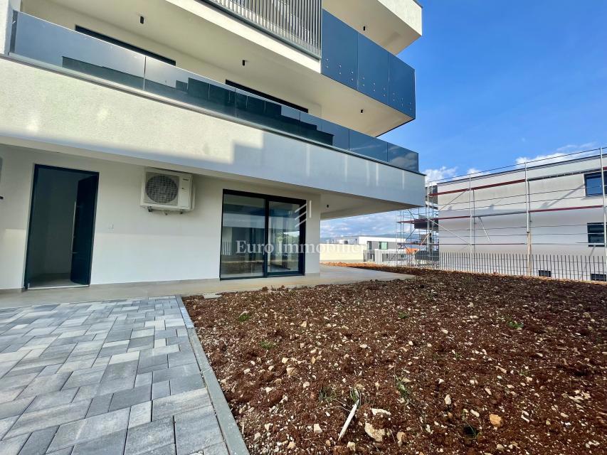 Moderni apartma z vrtom, novogradnja na otoku Krku