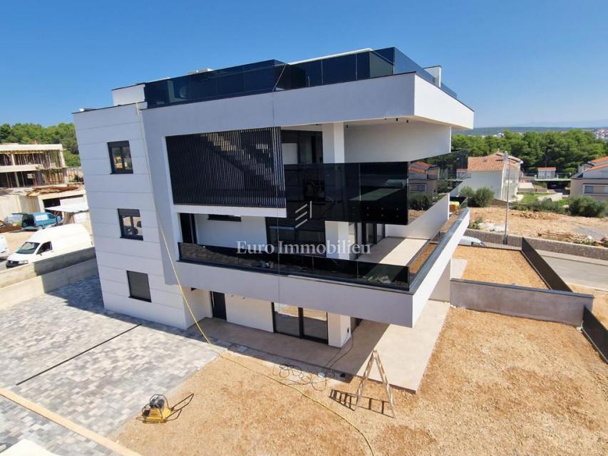 Moderni apartma z vrtom, novogradnja na otoku Krku